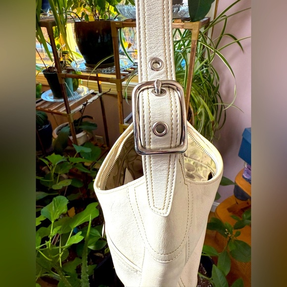 Coach 2005 Leather Hamptons Hobo Shoulder Bag in Bone, VGUC For Age Minor Flaws - Picture 9 of 11